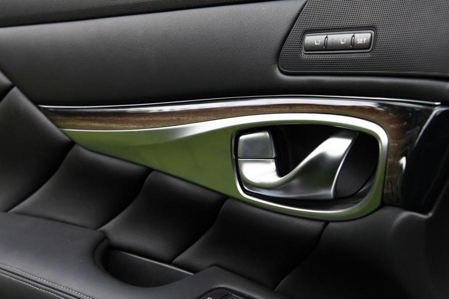  Infiniti Q70L 5.6 2015 года  (фото 26 из 27)